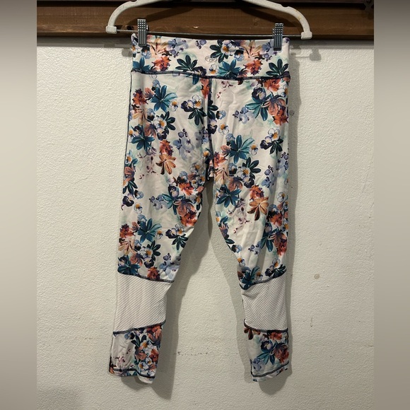 N.Y.L. Women's Floral Mid-rise Capri Leggings Sz Small Elastic at Waist (900) - Picture 2 of 6